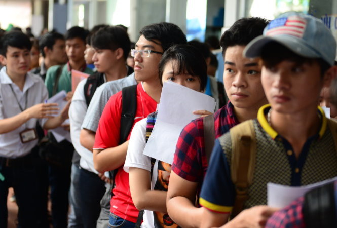 Hàng dài thí sinh chờ làm thủ tục nộp hồ sơ xét tuyển tại Trường đại học Công nghiệp TP.HCM trong ngày cuối - Ảnh: Quang Định