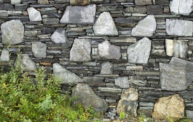 Người dân dùng đá xếp chồng lên nhau tạo nên những bức tường đá mà không cần vữa. Chúng thường khá thấp và không chắc chắn, do đó chúng cần sự bảo trì thường xuyên. Tuy nhiên, bởi tính không chắc chắn này, người dân có thể tận dụng để ngăn cản gia súc, các loài vật nuôi trong khu vực