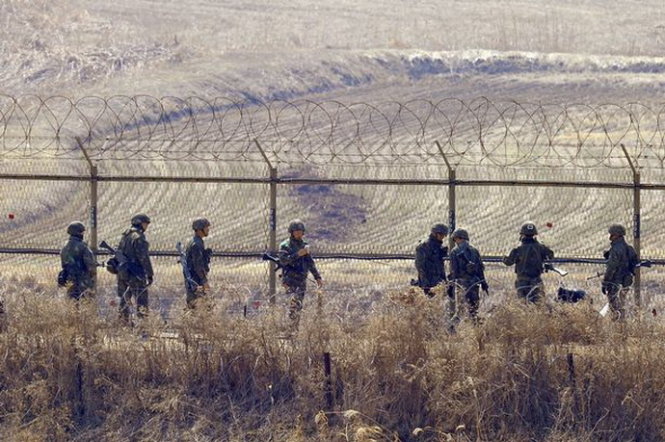 Binh sỹ Hàn Quốc kiểm tra hàng rào sắt dọc biên giới liên Triều – Ảnh: Getty Images