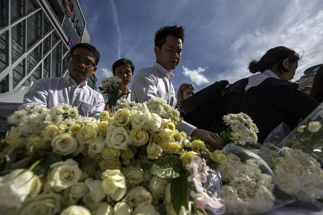 Người dân đặt hoa tưởng niệm tại đền Erawan ngày 21-8 - Ảnh: Reuters