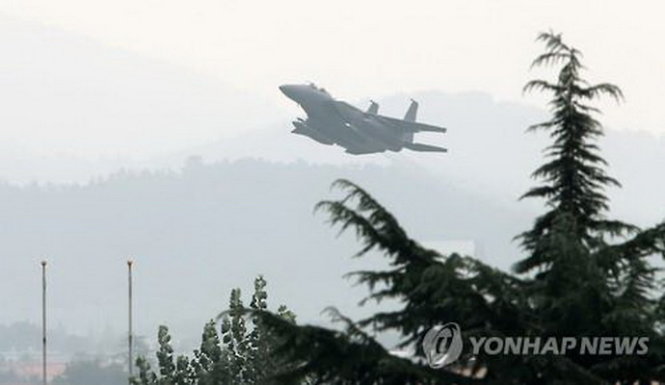 Chiến đấu cơ F-15K của Hàn Quốc cất cánh từ căn cứ không quân Osan ngày 22-8 - Ảnh: Yonhap