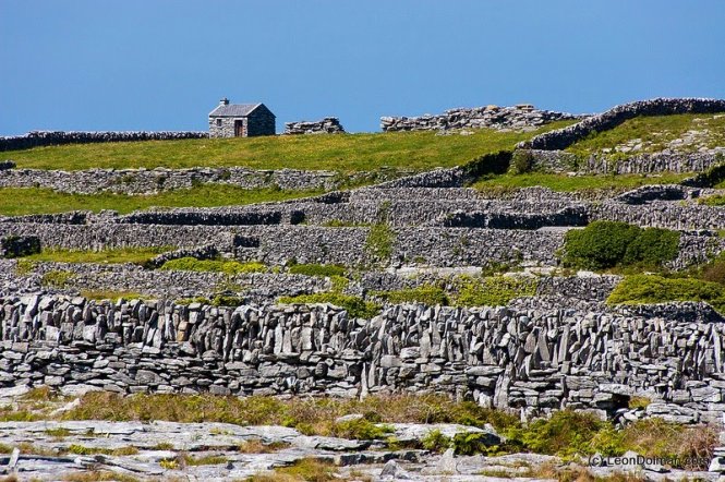 Đối với người dân Ireland thì không có gì bất thường cả, nhưng hầu hết du khách đều tỏ ra ngạc nhiên và đặt ra khá nhiều câu hỏi khi nhìn thấy các bức tường bằng đá này