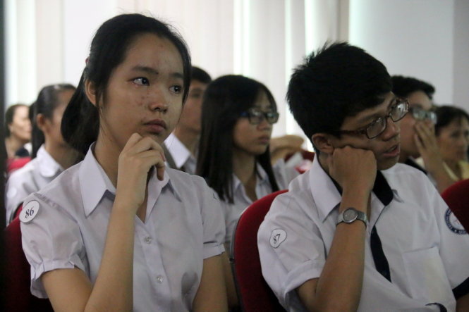 Em Nguyễn Ngọc Tuyền (15 tuổi) rưng rưng nước mắt khi xem phóng sự về bước chân mưu sinh của những người bán báo - Ảnh: Ngọc Hiển