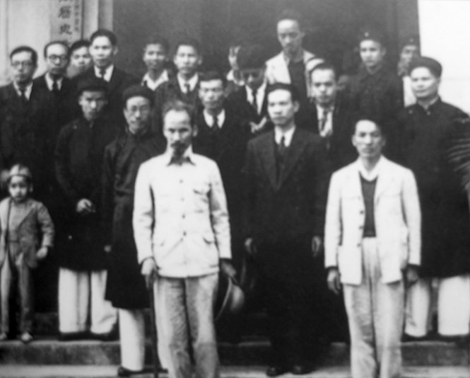 GS Nguyễn Văn Huyên (hàng đầu, thứ hai từ phải sang) đón Hồ Chủ tịch ở Viện Viễn Đông Bác Cổ -  Ảnh tư liệu