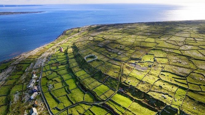 Ireland phần lớn là đảo đá vôi, được hình thành từ kỷ đá vôi Carbon cách đây khoảng 370 triệu năm. Vào thời điểm đó, Ireland là một phần của vùng biển nông nằm giữa hai vùng đất liền gần đường xích đạo