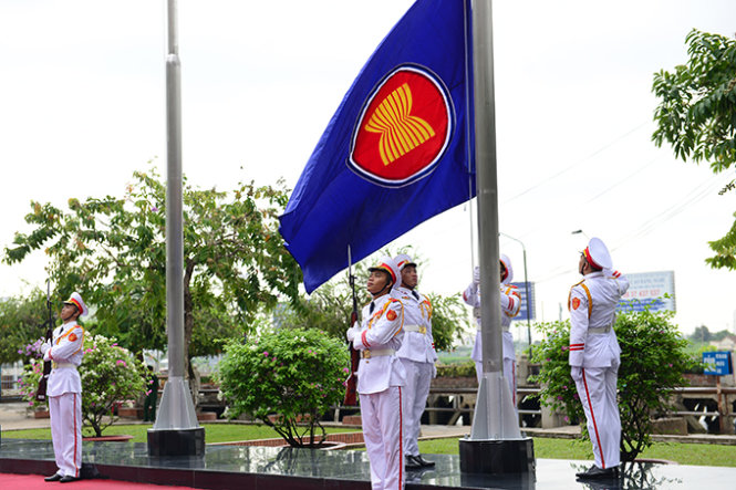 Cờ ASEAN tung bay trong nghi thức thượng cờ ASEAN tại cụm cờ Nguyễn Huệ, bến Bạch Đằng, TP.HCM nhân dịp kỷ niệm 20 năm Việt Nam gia nhập ASEAN và 48 năm thành lập ASEAN - Ảnh: Quang Định