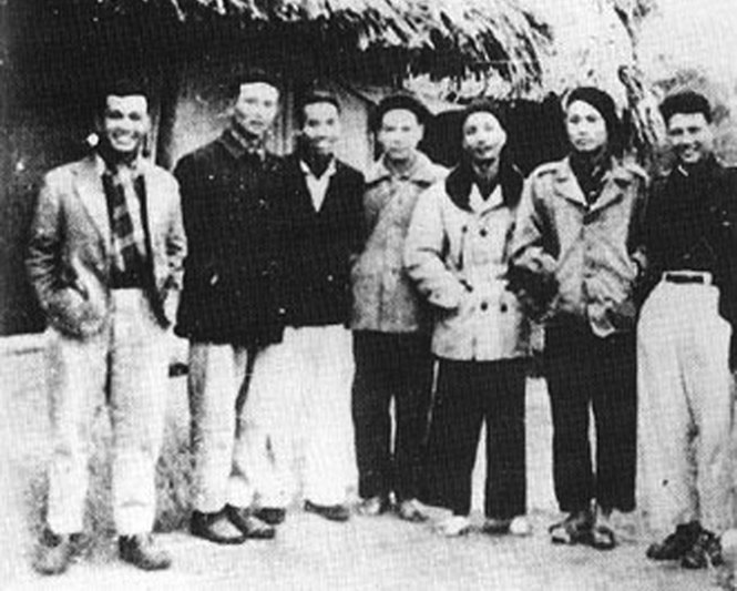 Các trí thức tham gia kháng chiến, năm 1948. Từ phải sang trái: Đinh Văn Thắng, Tôn Thất Tùng, Hồ Đắc Di, Nguyễn Văn Huyên, Đỗ Xuân Hợp, Vũ Văn Cẩn, Nguyễn Trinh Cơ - Ảnh tư liệu