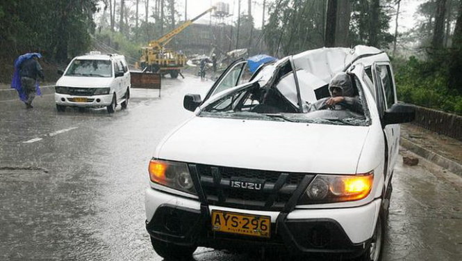 Sức phá hoại khủng khiếp từ cơn bão Goni - Ảnh: Reuters