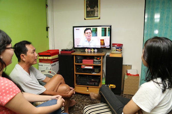 Người dân TP.HCM theo dõi Bộ trưởng Phạm Vũ Luận nhận trách nhiệm trong chương trình thời sự trên Đài truyền hình VN - Ảnh: Như Hùng