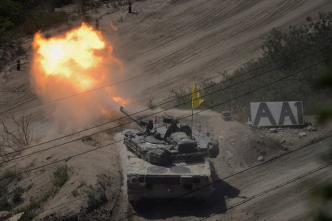Xe tăng Hàn Quốc tham gia cuộc diễn tập dùng đạn thật gần khu phi quân sự – Ảnh: Getty Images