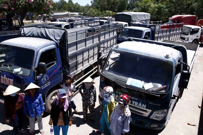Nhiều xe vận tải của nhà máy ximăng Luks bị dân chặn không cho vào cổng: Ảnh – Ngọc Dương