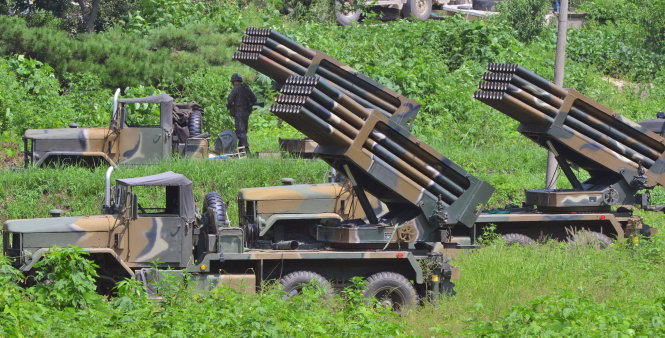 Quân đội Hàn Quốc triển khai hệ thống phóng tên lửa ở gần biên giới liên Triều - Ảnh: Reuters