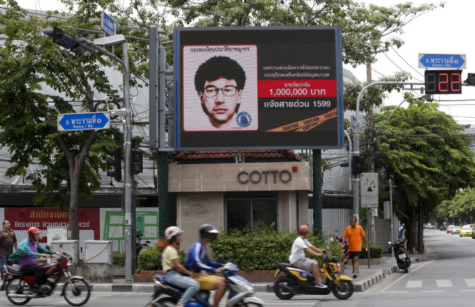 Chân dung nghi can đánh bom trên bảng điện tử ở Bangkok   Ảnh: Reuters