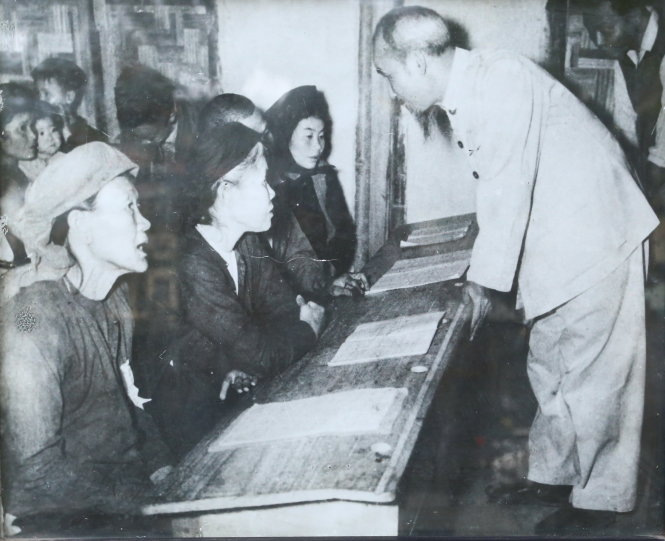 Chủ tịch Hồ Chí Minh yêu cầu chống nạn mù chữ là việc phải làm ngay sau chống nạn đói - Ảnh tư liệu