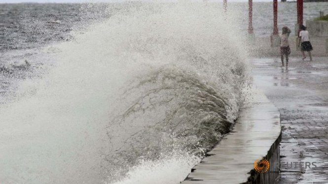 Bão Goni làm biển động gây sóng lớn tại vịnh Manila, Phlippines - Ảnh: Reuters