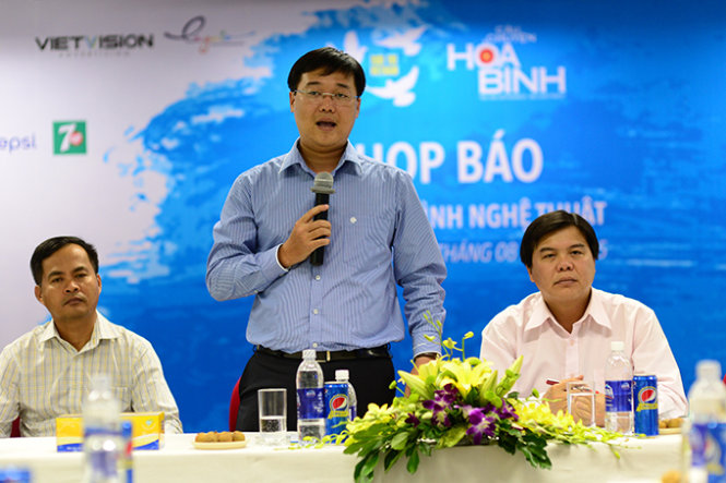 Anh Lê Quốc Phong – Bí thu Trung ương Đoàn, Chủ tịch Hội Sinh viên Việt Nam phát biểu tại buổi họp báo chương trình Câu chuyện hòa bình  - Lửa tại báo Tuổi Trẻ chiều 24-8 - Ảnh: Quang Định