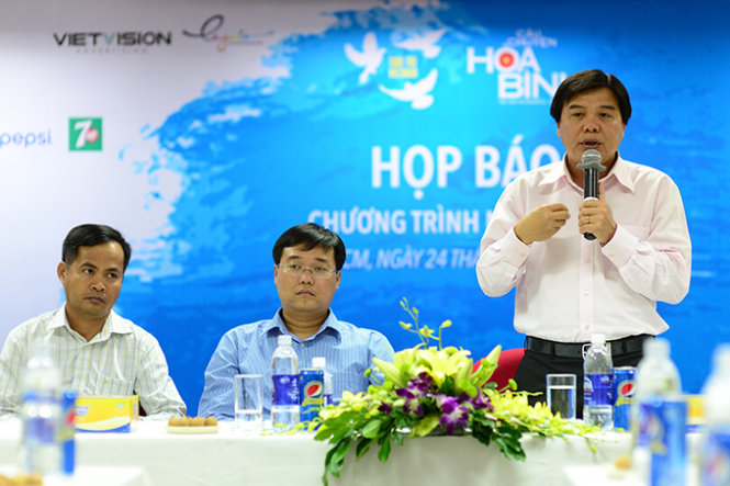 Anh Tăng Hữu Phong – Tổng biên tập báo Tuổi Trẻ phát biểu tại buổi họp báo chương trình Câu chuyện hòa bình  - Lửa tại báo Tuổi Trẻ chiều 24-8 - Ảnh: Quang Định