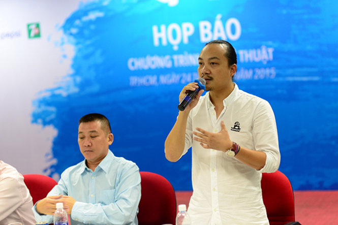Anh Cao Trung Hiếu – Gíam đốc âm nhạc Câu chuyện hòa bình lần 2 trả lời câu hỏi của báo chí trong buổi họp báo chương trình Câu chuyện hòa bình  - Lửa tại báo Tuổi Trẻ chiều 24-8 - Ảnh: Quang Định