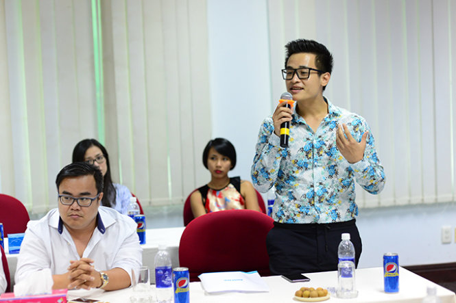 Ca sĩ Hà Anh Tuấn – Đại sứ danh dự của Câu chuyện hòa bình trả lời câu hỏi của báo chí trong buổi họp báo chương trình Câu chuyện hòa bình  - Lửa tại báo Tuổi Trẻ chiều 24-8 - Ảnh: Quang Định