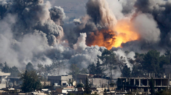 Liên quân Hoa Kỳ không kích IS tại biên giới Syria - Ảnh: Reuters