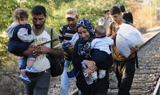 Người tị nạn tiến vào Macedonia từ biên giới Hi Lạp hôm 23-8 vừa qua. Ảnh: Reuters
