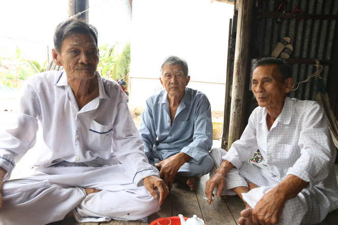 Các thầy bình dân học vụ Tuôi, Oanh và Tươi (từ trái sang) sau năm 1945 ở Cà Mau - Ảnh: Quốc Việt
