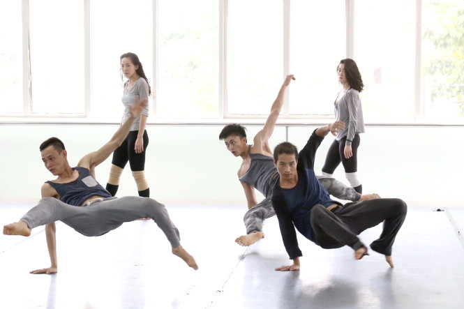 Các diễn viên của Đoàn vũ kịch HBSO trên sàn tập vở Mái nhà hôm 21-8 Ảnh: Gia Tiến