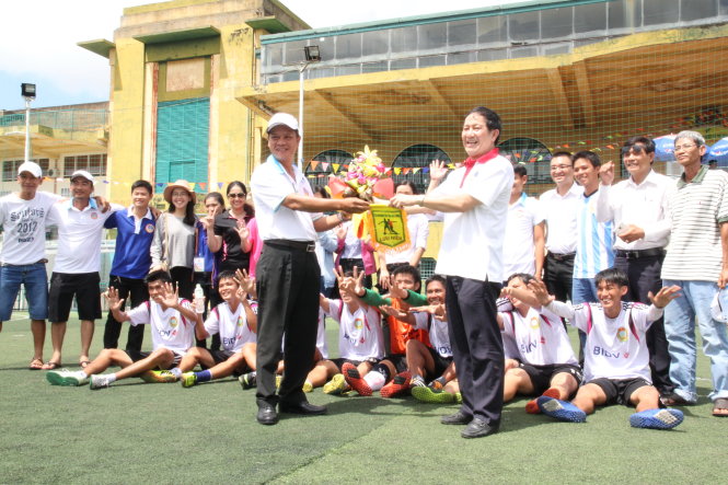 Ông Nguyễn Hoàng Dân (trái), trưởng đoàn thể thao Tòa án nhân dân tỉnh Hậu Giang, nhận kỷ niệm chương dành cho đội vô địch bóng đá từ đại diện ban tổ chức giải   - Ảnh: Đ.V.