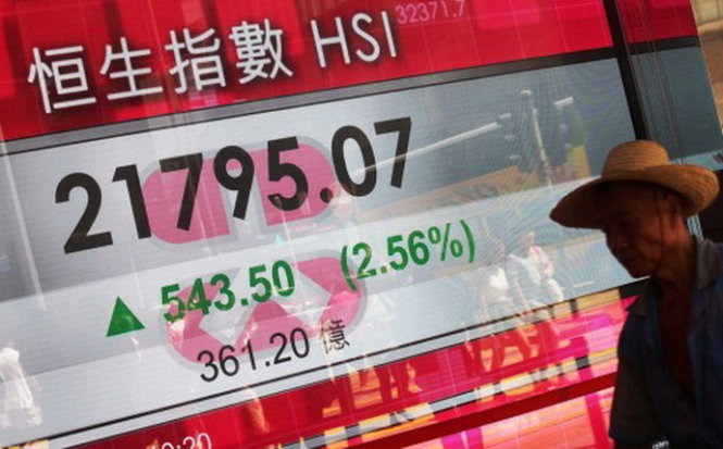 Bảng điện tử chạy chỉ số chứng khoán Hong Kong ahng Seng trong phiên giao dịch ngày 25-8 - Ảnh:scmp
