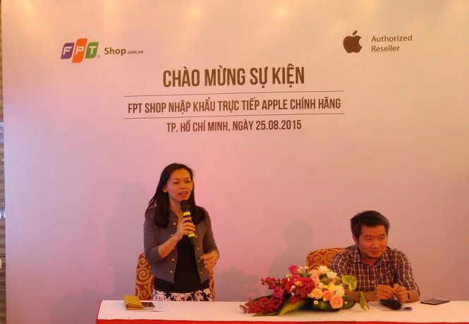 Bà Nguyễn Bạch Điệp, Tổng giám đốc hệ thống FPT Shop trả lời báo chí tại sự kiện công bố chính thức nhập khẩu trực tiếp Apple chính hãng ngày 25-8 - Ảnh: T.Trực