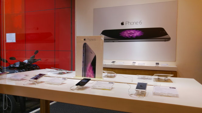 Khu trưng bày iPhone và iPad chính hãng theo tiêu chuẩn của Apple tại cửa hàng FPT Shop - Ảnh: T.Trực