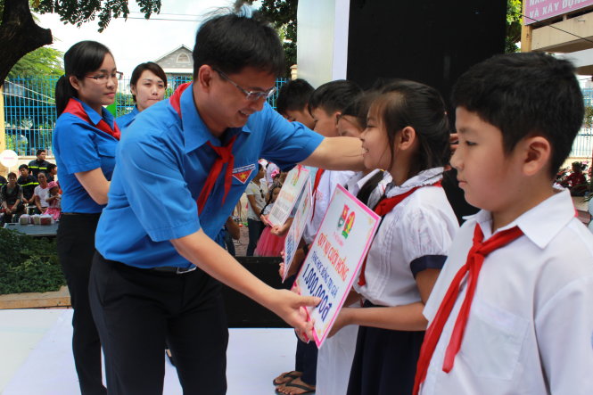 Bí thư Thành đoàn TP.HCM Nguyễn Mạnh Cường (bìa trái) trao học bổng 