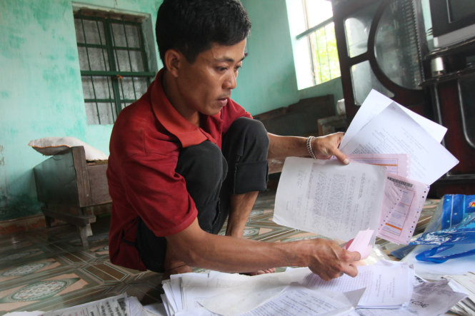 Ông Phạm Văn Vinh (cháu bà Nguyễn Thị Máy) bên tập giấy tờ, đơn thư đòi lại ngôi nhà tình nghĩa - Ảnh: Tiến Thắng