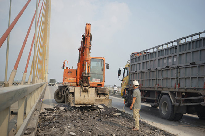 Đơn vị thi công cào lớp nhựa cũ đã xuống cấp - Ảnh: Đỗ Quang