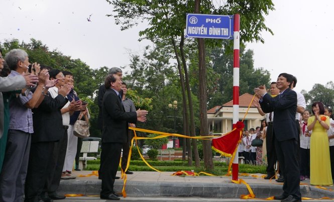 Lễ gắn biển tên phố Nguyễn Đình Thi cũng được tổ chức trang trọng sáng 26-8