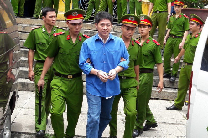 Bị cáo Nguyễn Trọng Ngôn bị dẫn giải sau phiên tòa - Ảnh: Hoàng Điệp