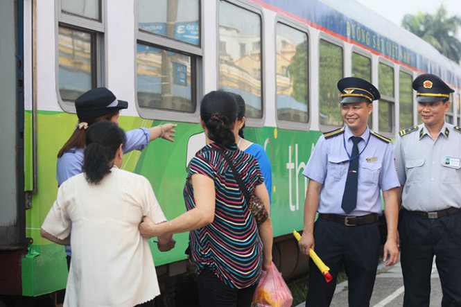 Nụ cười thân thiện và cách hướng dẫn tận tình của nhân viên phục vụ tàu khiến nhiều hành khách cảm thấy hài lòng - Ảnh: Tiến Thắng