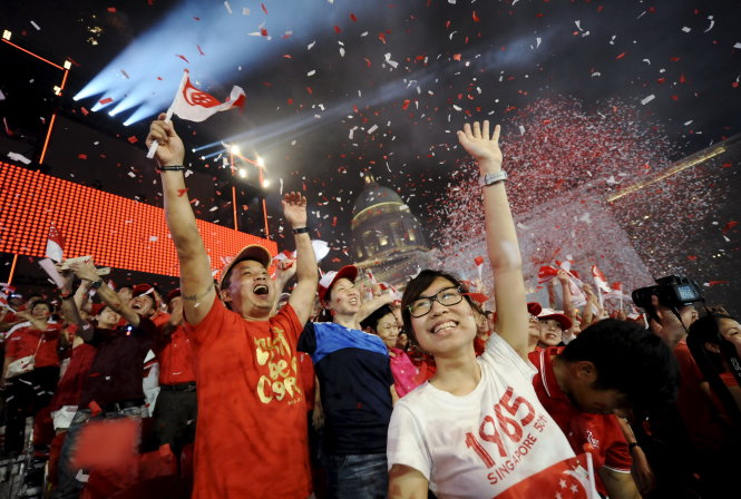 Người dân Singapore trong lễ hội nhân kỷ niệm 50 năm ngày độc lập - Ảnh: Reuters
