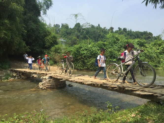 Hằng ngày, học sinh ở bản Tý, bản Khuổi Dạc, xã Thanh Mai, huyện Chợ Mới (Bắc Kạn) vẫn phải qua suối trên cây cầu gỗ ọp ẹp nàyẢnh: NGỌC QUANG