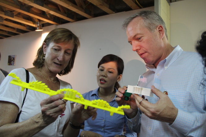 Đại sứ Ted Osius khá bất ngờ khi chứng kiến các bạn trẻ ở tổ chức Fablab Đà Nẵng sử dụng công nghệ số để sản xuất ra những vật dụng, đồ chơi giải trí - Ảnh: PHAN THÀNH