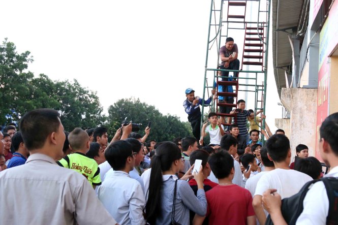 Khán giả Đồng Nai chào đón các cầu thủ HAGL trong buổi tập chiều 27-8 trên sân Đồng Nai - Ảnh: N.K.