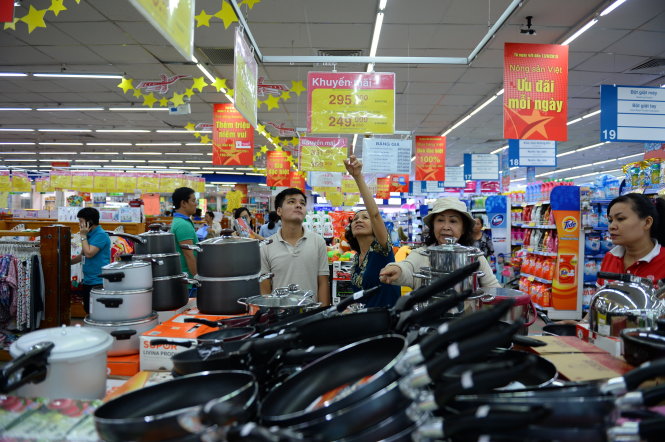 Người dân chọn mua sản phẩm tại siêu thị Co.op Mart trên đường Đinh Tiên Hoàng, Q.Bình Thạnh, TP.HCM trưa 27-8 - Ảnh: Thuận Thắng