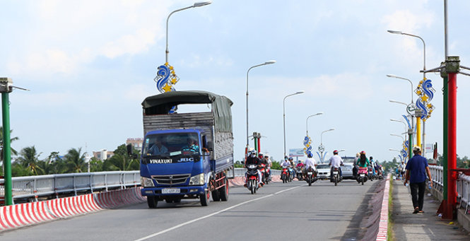 Cầu Quang Trung quá nhỏ hẹp mà xe tải, xe khách được phép lưu thông đã gây ra nhiều vụ tai nạn chết người thời gian qua - Ảnh: Chí Quốc