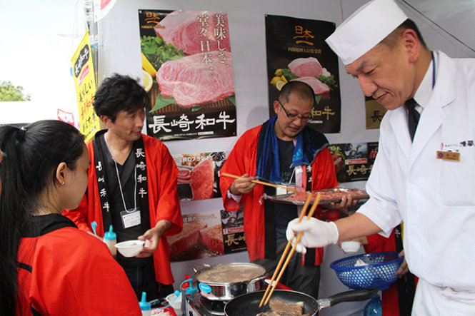 Các gian hàng ẩm thực của Nhật Bản tại lễ hội thu hút nhiều du khách  - Ảnh: Phan Thành