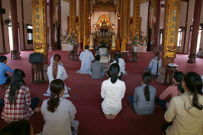Người dân và du khách đến chùa Từ Đàm (Huế) dâng hương tưởng nhớ mẹ trong ngày lễ Vu lan - Ảnh: Ngọc Dương