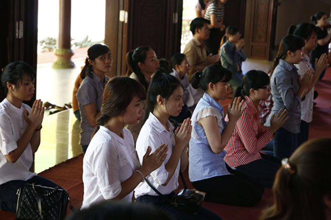 Người dân và du khách tập đến chùa Từ Đàm tưởng tưởng nhớ mẹ trong ngày lễ Vu lan - Ảnh: Ngọc Dương