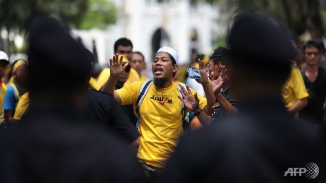 Người dân thủ đô Kuala Lumpur trong một cuộc biểu tình hồi tháng 8 năm 2012 - Ảnh: AFP