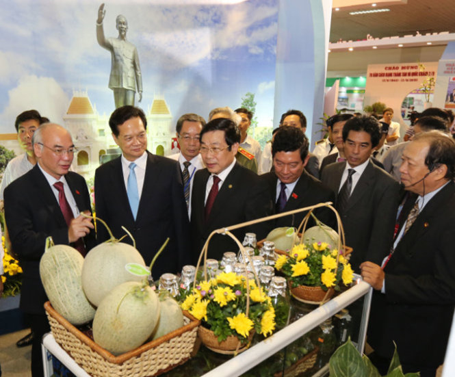 Thủ tướng Nguyễn Tấn Dũng thăm gian hàng của thành phố Hồ Chí Minh tại triển lãm 70 năm Thành tựu kinh tế - xả hội 2015 - Ảnh: Việt Dũng