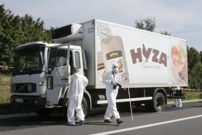 Lực lượng chức năng kiểm tra xe tải có người nhập cư thiệt mạng bên trong tại Parndorf (Áo) ngày 27-8  Ảnh: Reuters