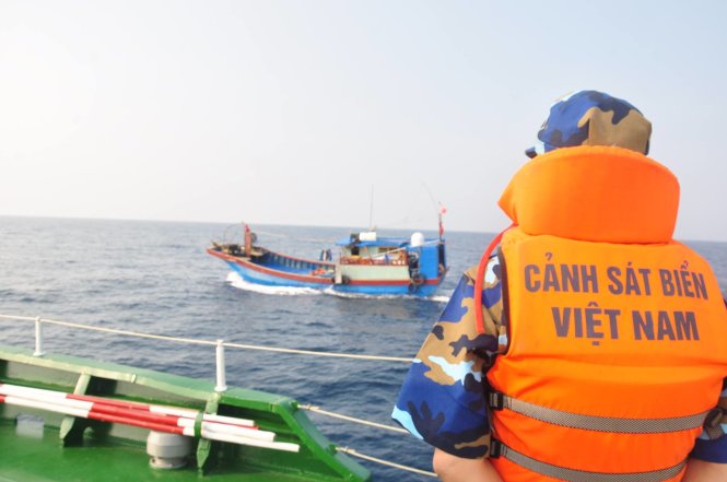 Cảnh sát biển trên tàu CSB 2008 tuần tra xua đuổi tàu cá Trung Quốc Ảnh: MINH PHƯỢNG